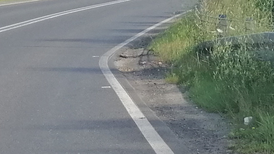 dziura w poboczu na zakręcie w prawo